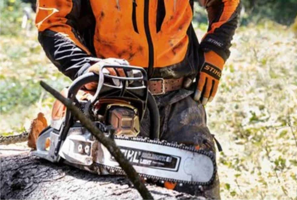 usare la motosega motosega pronta per tagliare
