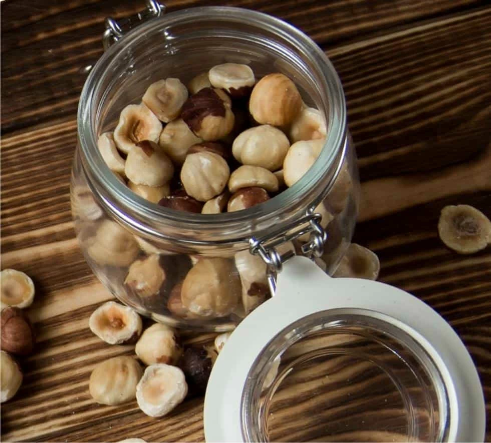 nocciole sgusciate nocciole colte e secche