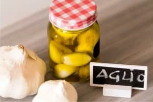 aglio sotto olio in vasetto